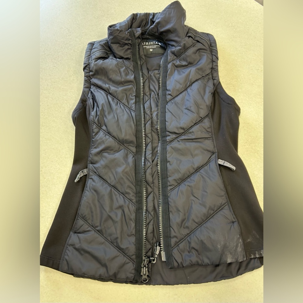 Black women’s Athleta vest in size SP. Great for runners